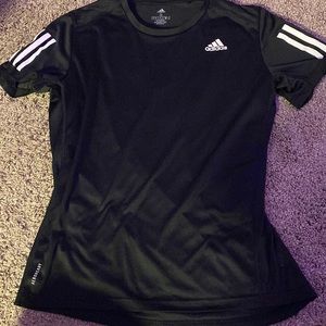 There is no pealing on any of the designs such as adidas logo and stripes.